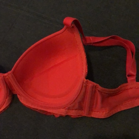 Red Bra. Triumph push up bra with padding. - Picture 7 of 9